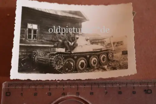 tolles altes Foto deutsche Soldaten posieren mit  Panzer 38t ?? - Russland ?