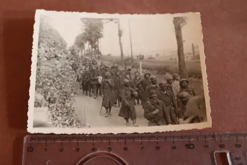 altes Foto französische Kriegsgefangene Soldaten auf Landstrasse Raum Troyes