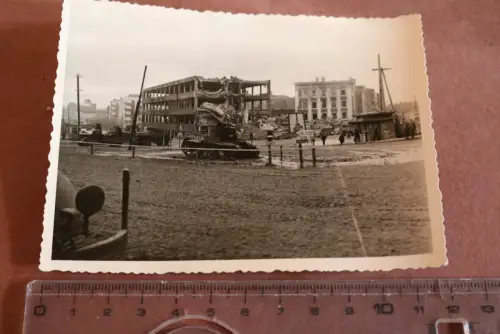 altes Foto zerstörte Gebäude und Panzer - Wegweiser 