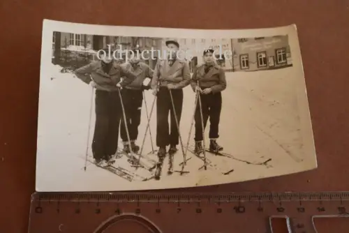 tolles altes Foto - Pimpfe Jugend mit Skiern Oberwiesenthal ? 30-40er Jahre 