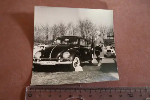 tolles altes Foto - Frau mit Oldtimer VW Käfer - 60er Jahre ??