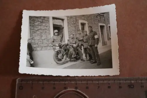 altes Foto -  Gruppe Soldaten mit Krad - Stahlhelm im Ort ??