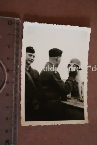 tolles altes Foto - Soldaten Luftwaffe und Hund mit Stahlhelm - 1940