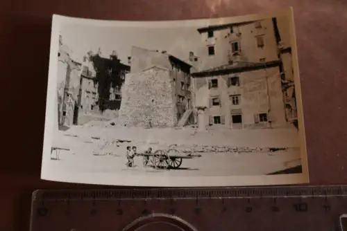 tolles altes Foto -  Italien ???  - alte Häuser - Kinder mit Holzkarren 