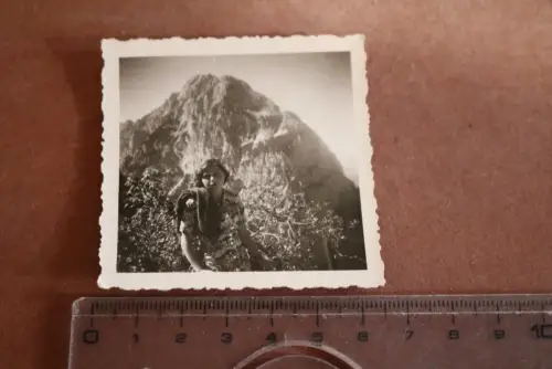 tolles altes Foto  hübsche junge Frau posiert vor einem Berg - 30-40er Jahre 