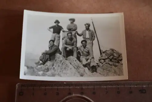 tolles altes Foto  Gruppe Männer auf einem Berg ? 