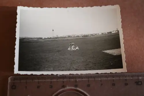 tolles altes Foto  Kinder auf riesigem Feld - HIntegrund Pimpfe, Jugend, Zelte 