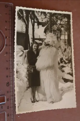 tolles altes Foto hübsche Frau und Person im Eisbärkostüm - 30-40er Jahre ?