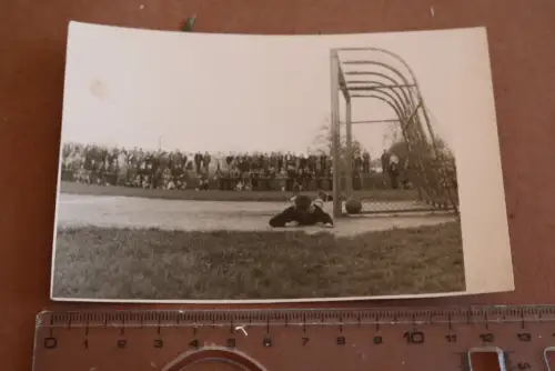 tolles altes Foto - Fussballspiel - Torwart  verpasst den Ball   30-50er J