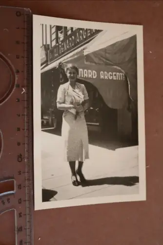 tolles altes Foto - hübsche Frau vor dem Geschäft Renard Argenti - Ort ??