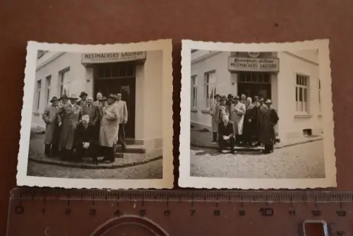 zwei tolle alte Fotos  Gruppe Männer vor Mestmacher Gasthof  1955