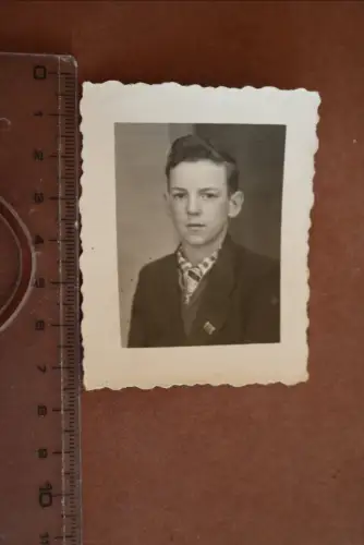 tolles altes Foto kleiner Junge mit Ordenspange ?  Passau 