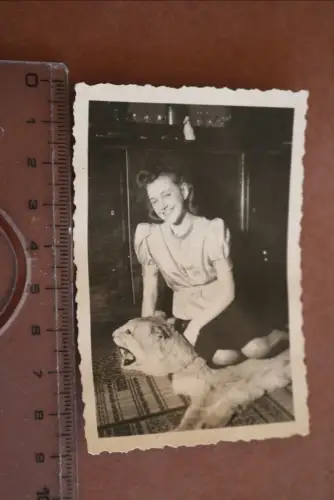 tolles altes Foto  hübsche Frau auf Löwenfell - 30-40er Jahre 