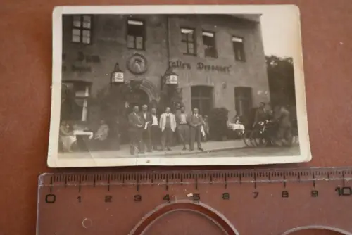 tolles altes Foto  Gruppe Männer vor Gasthaus Zum alten Dessauer - 30-40er Jahre