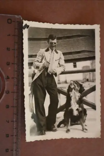 tolles altes Foto -  Mann mit seinem Hund - 30-40er Jahre 