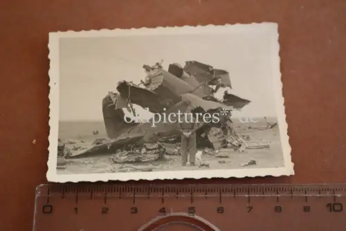 altes Foto - Wrackteile abgestürzte Heinkel He 111 - Ort ??