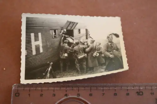 altes Foto - Soldaten beladen Junkers JU 52 mit einem Motorrad 