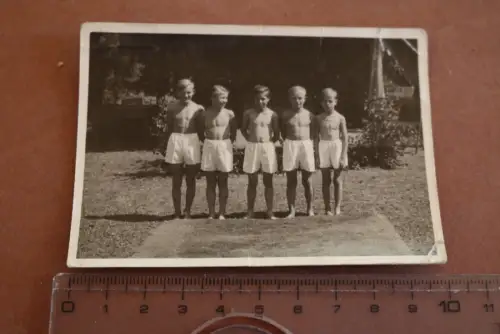 tolles altes Foto - Jungs in Sporthosen - Sportler - 50er Jahre ?