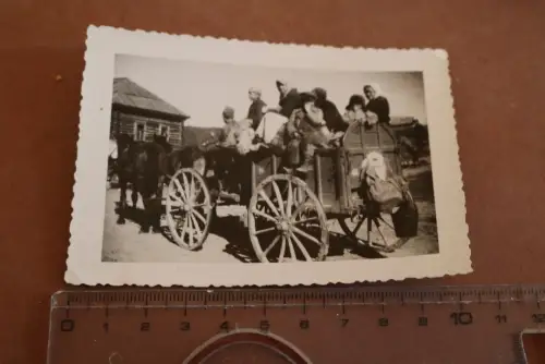 altes Foto - Fuhrwerk  Kennung ? mit Einheimischen - Flucht ?? Russland ?