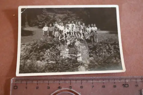 tolles altes Gruppenfoto - Knaben , Bienenhaus Erwin ?? 50er Jahre ?