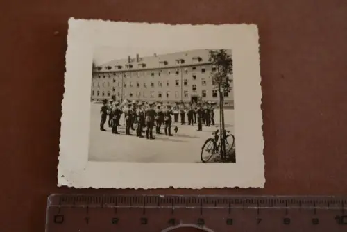 tolles altes Foto - Musik-Korps macht Musik - Kasernenhof ??