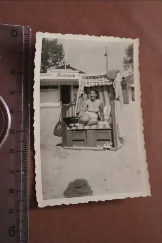 tolles altes Foto hübsche Frau Im Bikini im Strandkorb