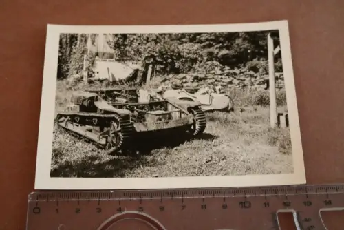 tolles altes Foto - zerstörter kleiner Panzer und Krad mit Beiwagen - Repro !!!