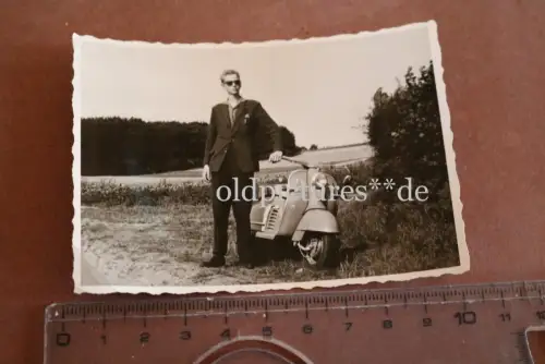 tolles altes Foto - cooler Mann mit seinem Motorroller NSU Prima  50-60er Jahre