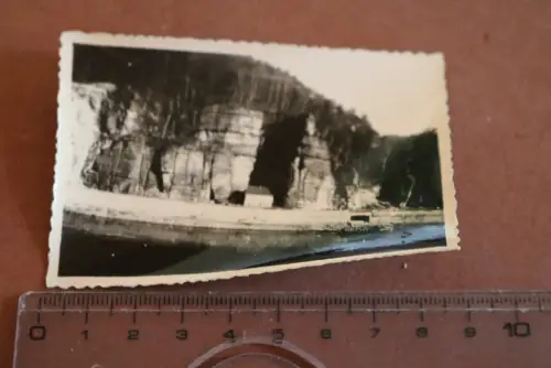 tolles altes Foto mir unbekanntes Gebiet am Fluss, Haus in den Felsen ? 