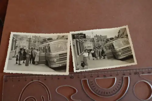zwei tolle alte Fotos - Reisebus in Ortschaft , Personen, Metzgerei Eigeldinger 