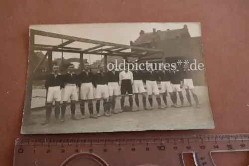 tolles altes Mannschaftsfoto - Fussball - Ort ??? 20-30er Jahre , Gebäude 