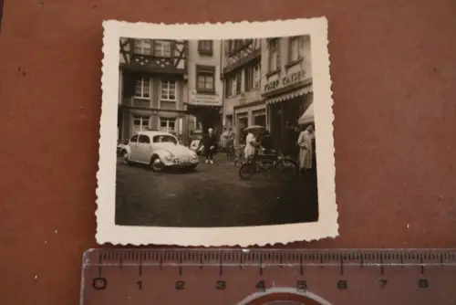 tolles altes Foto enge Gasse Geschäfte . Oldtimer VW Käfer - 50er Jahre 
