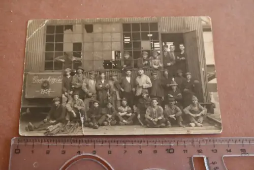 tolles altes Gruppenfoto Arbeiter 1924 - Schild ? 