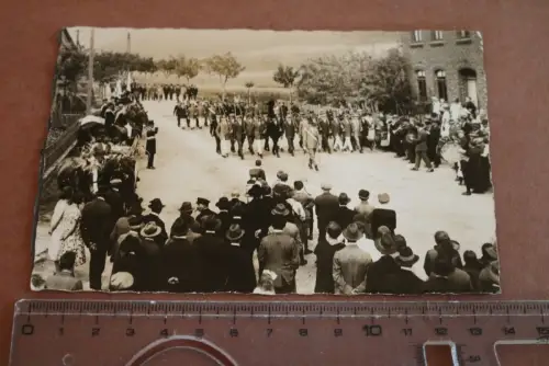tolles altes Foto - Festmarsch - Schützenfest ?? Studenten ? mit Gewehre ? 