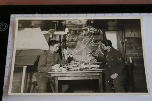altes Foto - zwei Soldaten mit Flugzeug Modellen  ??? - 
