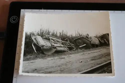 altes Foto - zerstörte Fahrzeuge PKW mit Bild - Pferd mit Streitwagen ?? 