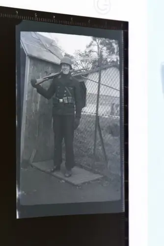 tolles altes Negativ - Soldat Matrose ?  Wache ? mit Stahlhelm