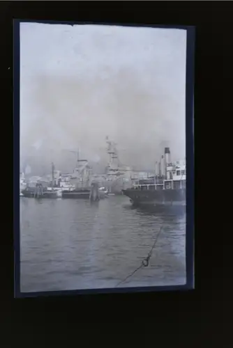 tolles altes Negativ - Hafen mit Kriegsschiff  30-40er Jahre 