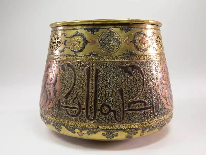 Ziergefäß, 19. Jh., Ägypten oder Syrien, Messing, sogenannte Cairoware, verziert mit Ornamenten und Schriftzügen in feiner Kupfer-, Silber- und Nielloarbeit, und durchbrochen gearbeiteten Kartuschen, 2