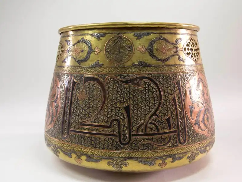 Ziergefäß, 19. Jh., Ägypten oder Syrien, Messing, sogenannte Cairoware, verziert mit Ornamenten und Schriftzügen in feiner Kupfer-, Silber- und Nielloarbeit, und durchbrochen gearbeiteten Kartuschen, 3