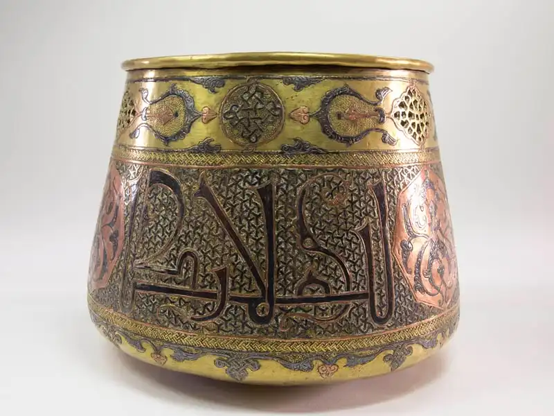 Ziergefäß, 19. Jh., Ägypten oder Syrien, Messing, sogenannte Cairoware, verziert mit Ornamenten und Schriftzügen in feiner Kupfer-, Silber- und Nielloarbeit, und durchbrochen gearbeiteten Kartuschen, 4