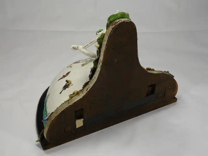 Konsole, gemarkt KPM Berlin (Zepter, im Inneren der Konsole), um 1790, Modell Neuozier, grünes Schuppenmuster, verziert mit bemalten Vögeln, unten aufgesetzter, plastisch ausgeformter Putto, Ränder mit fein modellierten, aufgesetzten Blüten und... 1