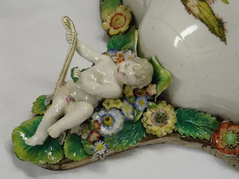 Konsole, gemarkt KPM Berlin (Zepter, im Inneren der Konsole), um 1790, Modell Neuozier, grünes Schuppenmuster, verziert mit bemalten Vögeln, unten aufgesetzter, plastisch ausgeformter Putto, Ränder mit fein modellierten, aufgesetzten Blüten und... 3