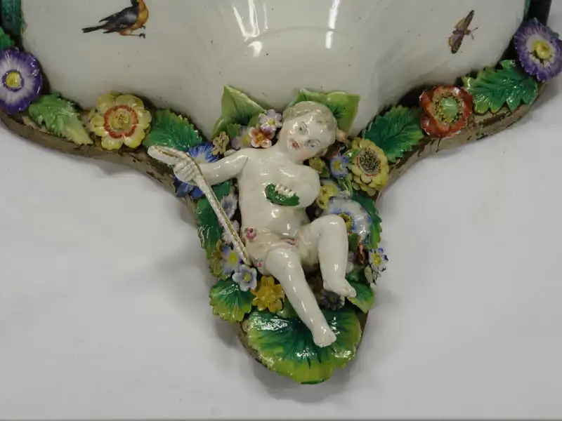 Konsole, gemarkt KPM Berlin (Zepter, im Inneren der Konsole), um 1790, Modell Neuozier, grünes Schuppenmuster, verziert mit bemalten Vögeln, unten aufgesetzter, plastisch ausgeformter Putto, Ränder mit fein modellierten, aufgesetzten Blüten und... 9