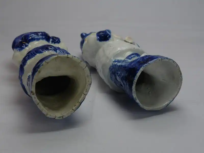 Paar Porzellanfiguren, um 1900, ungemarkt, Mädchen und Junge in Wintersachen, blau-weiß bemalt, im Fuß des Mädchens Brandrisse, sonst unbeschädigt. H: 22 cm 5