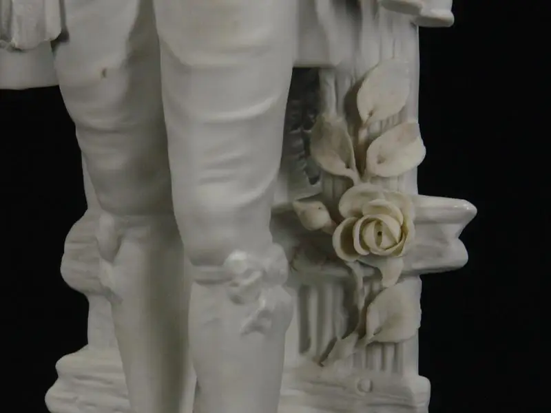 Porzellanfigur, Thüringen, Ende 19. Jh., weißes Biscuitporzellan, Knabe mit Blumen, gekleidet im Stil des ausklingenden 18. Jh. H: 33 cm 2