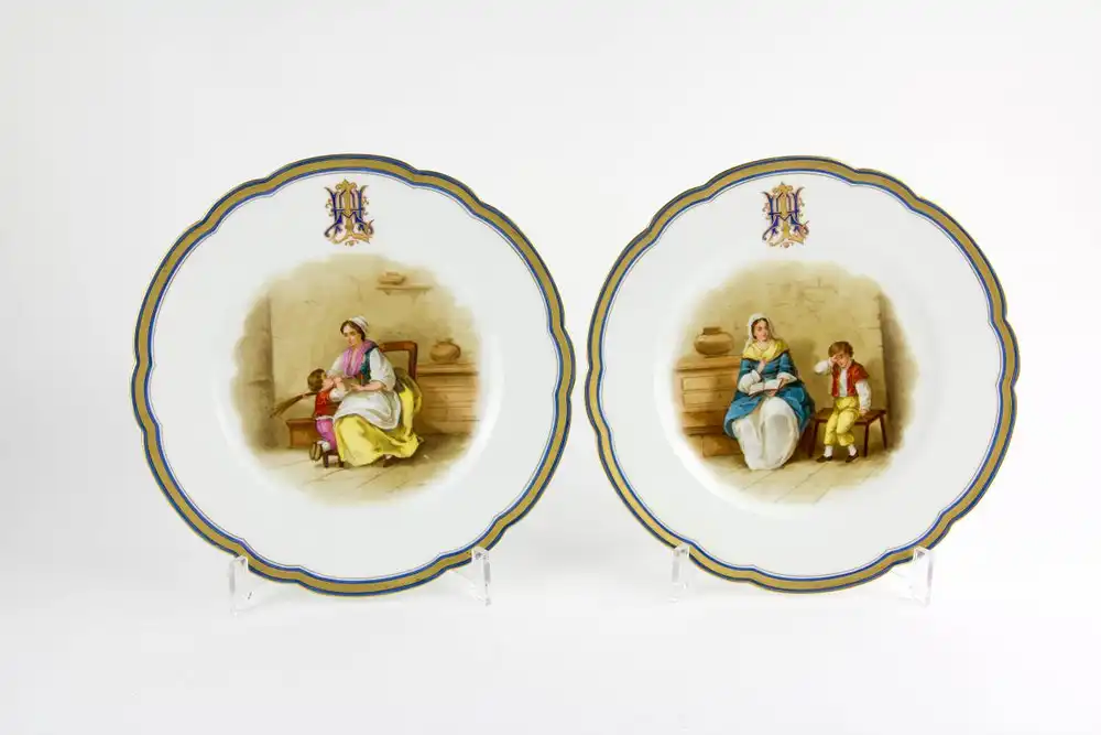 Paar Zierteller, um 1880, gemarkt mit grüner Marke H & C¡, für David Haviland Limoges und rotem Stempel W. Guerin & Cie, Paris & Limoges, Besitzermonogramm auf der Fahne, handgemalter Dekor, im Spiegel Frau mit Knaben. D: 24 cm 4