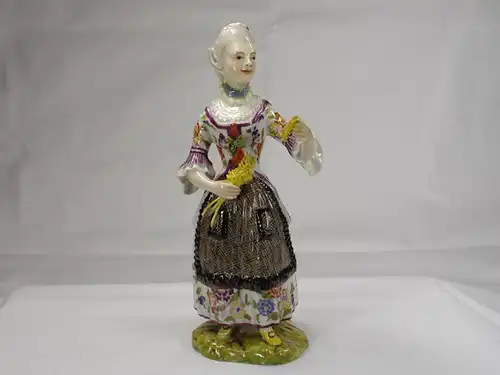 Porzellanfigur, gemarkt Limbach in braun, Aufglasur, um 1780, Figur aus einer Jahreszeitenfolge in feiner polychromer Malerei, Unterglasur, Garben in linker Hand leicht bestoßen, Figur von musealer Qualität. H: 18,5 cm