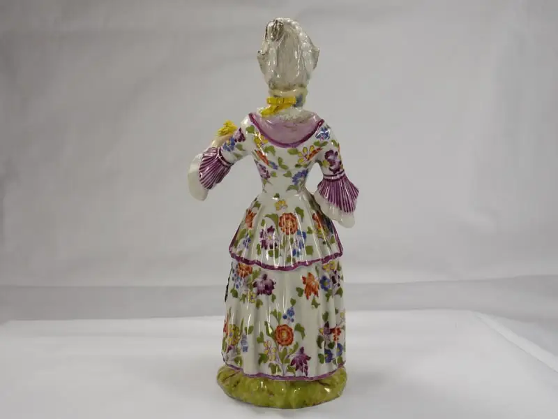 Porzellanfigur, gemarkt Limbach in braun, Aufglasur, um 1780, Figur aus einer Jahreszeitenfolge in feiner polychromer Malerei, Unterglasur, Garben in linker Hand leicht bestoßen, Figur von musealer Qualität. H: 18,5 cm 2