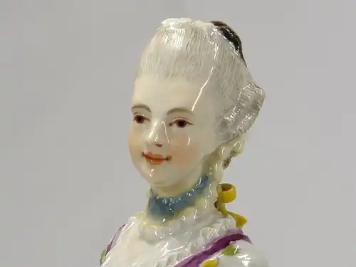 Porzellanfigur, gemarkt Limbach in braun, Aufglasur, um 1780, Figur aus einer Jahreszeitenfolge in feiner polychromer Malerei, Unterglasur, Garben in linker Hand leicht bestoßen, Figur von musealer Qualität. H: 18,5 cm